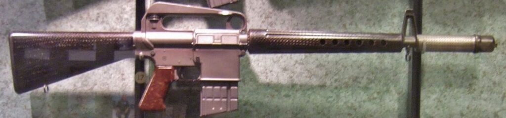 AR-10 - fusil de combat américain en 7,62 OTAN par ArmaLite, ancêtre de l'AR-15 et du M16