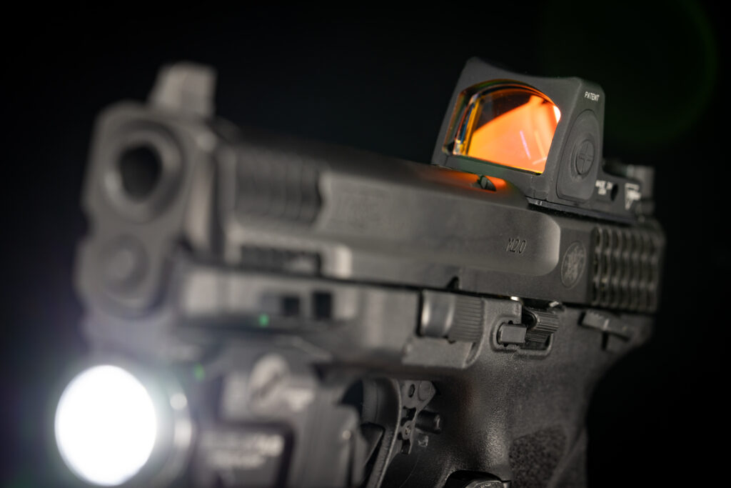 Trijicon RMR Type 2 monté sur un pistolet S&W M&P 2.0 - viseur reflex miniature américain